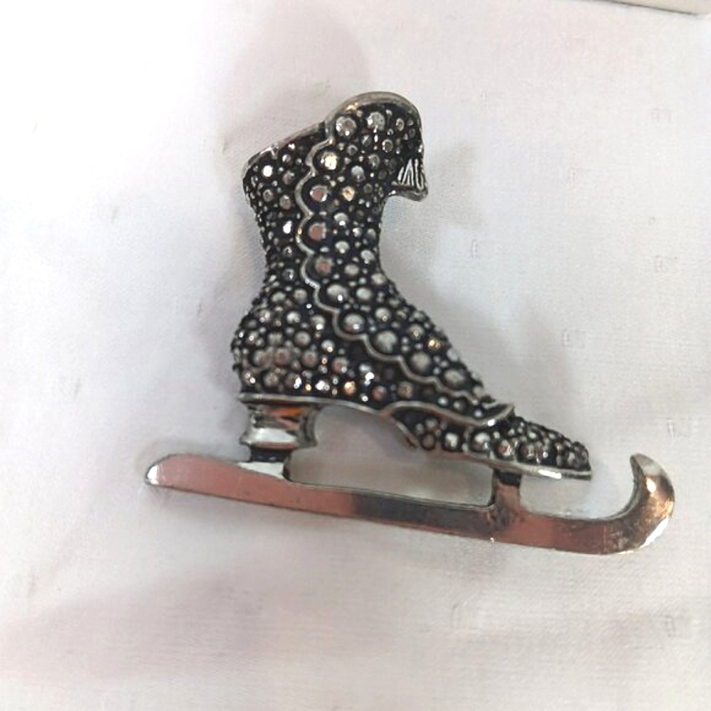 Seagull Figure Skate Brooch Pewter
